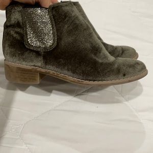 Girls Size 2 faux green suede boots